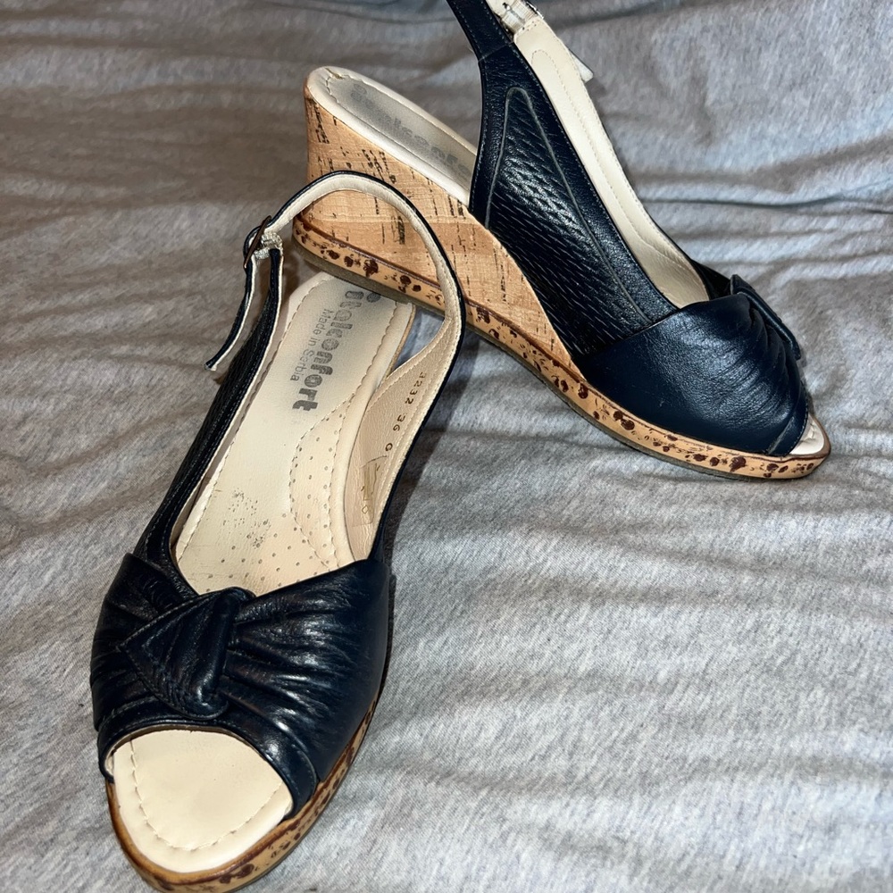 Comfortable Black Wedge Sandals